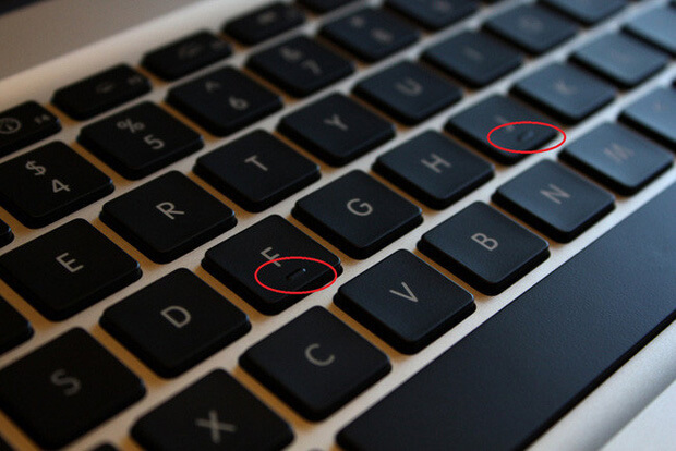 Vì sao bàn phím máy tính chỉ có phím "F" và "J" có vạch kẻ ngang?